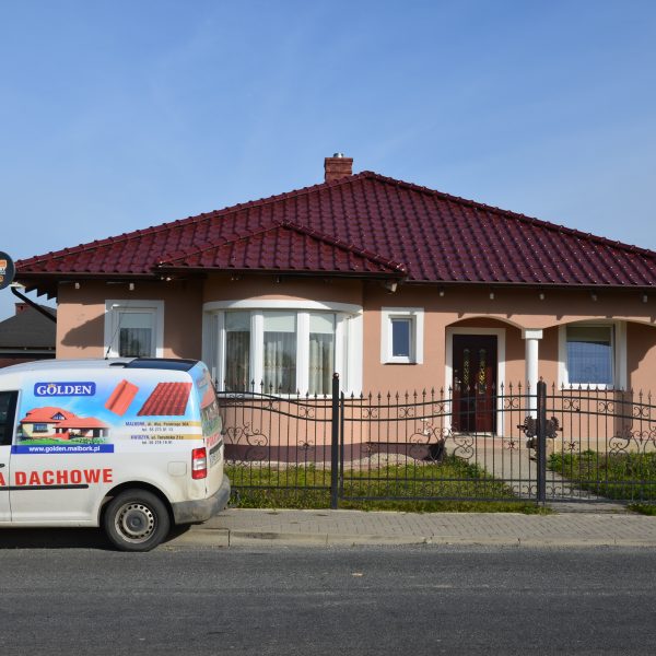 Dach pokryty dachówką Röben Plus w odcieniu Trentino o eleganckim połysku.